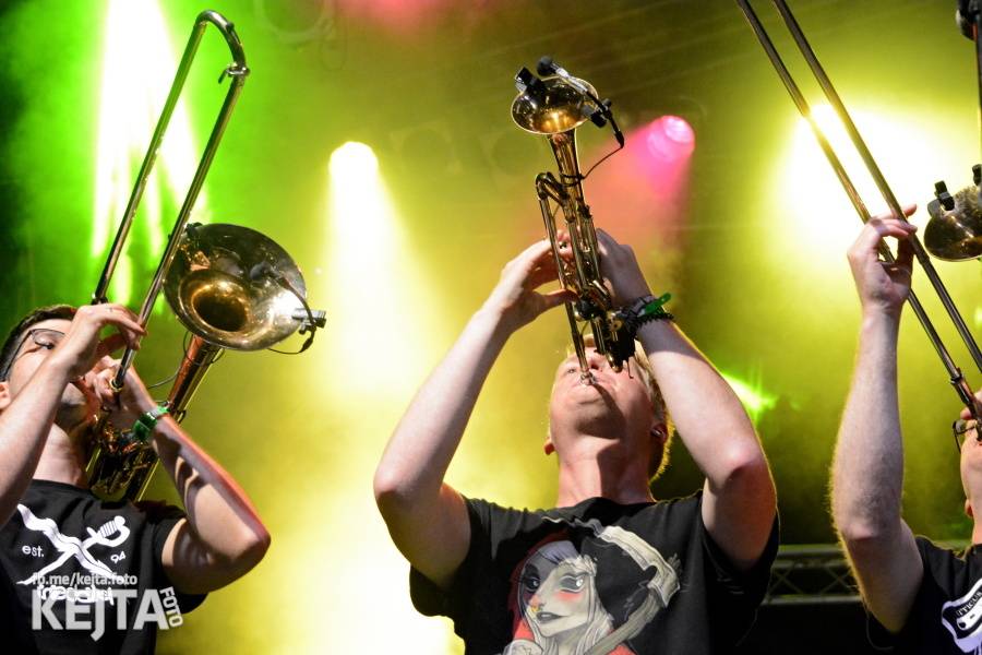 První den Mighty Sounds: V Táboře to rozbalili Zebrahead, Fast Food Orchestra nebo Queens Of Everything