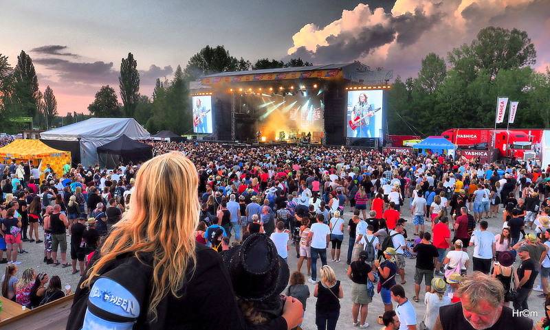 Kabát na LétoFestu v Pardubicích rozbalil velkolepou show, zahráli i Anna K. nebo Marek Ztracený