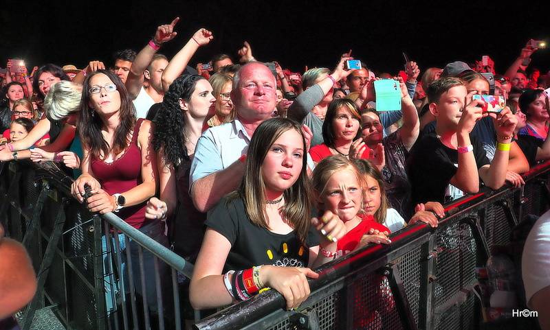 Kabát na LétoFestu v Pardubicích rozbalil velkolepou show, zahráli i Anna K. nebo Marek Ztracený