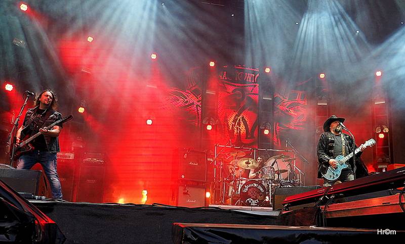 Kabát na LétoFestu v Pardubicích rozbalil velkolepou show, zahráli i Anna K. nebo Marek Ztracený