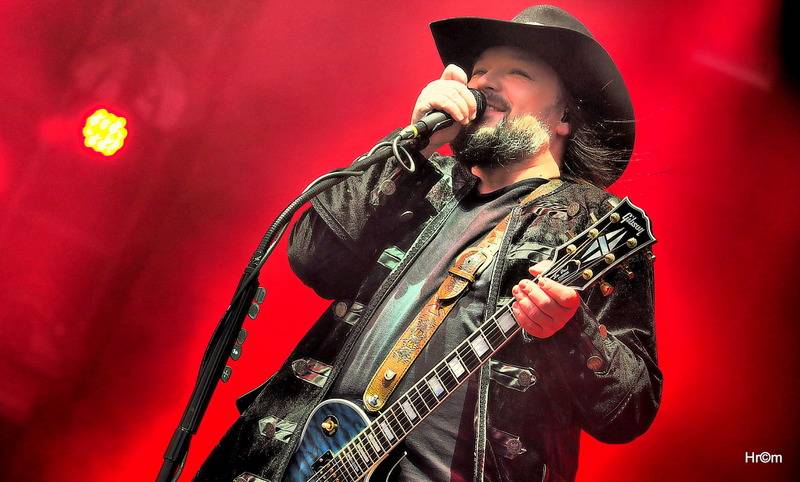 Kabát na LétoFestu v Pardubicích rozbalil velkolepou show, zahráli i Anna K. nebo Marek Ztracený