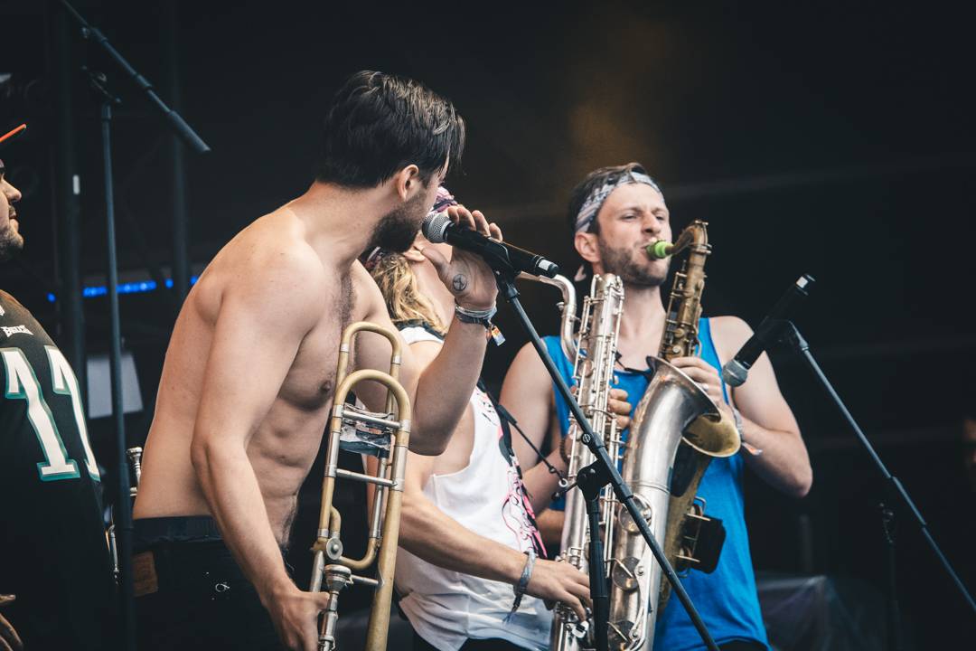 Propršený první den Colours Of Ostrava roztančili N.E.R.D. s Pharrellem Williamsem