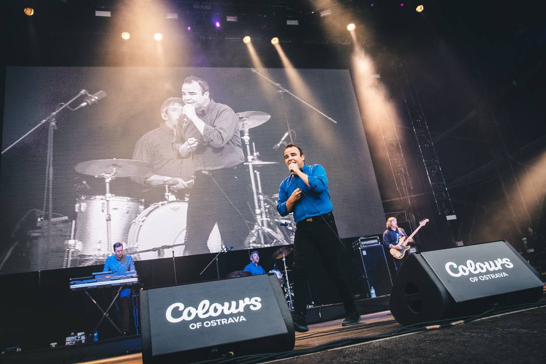 Propršený první den Colours Of Ostrava roztančili N.E.R.D. s Pharrellem Williamsem