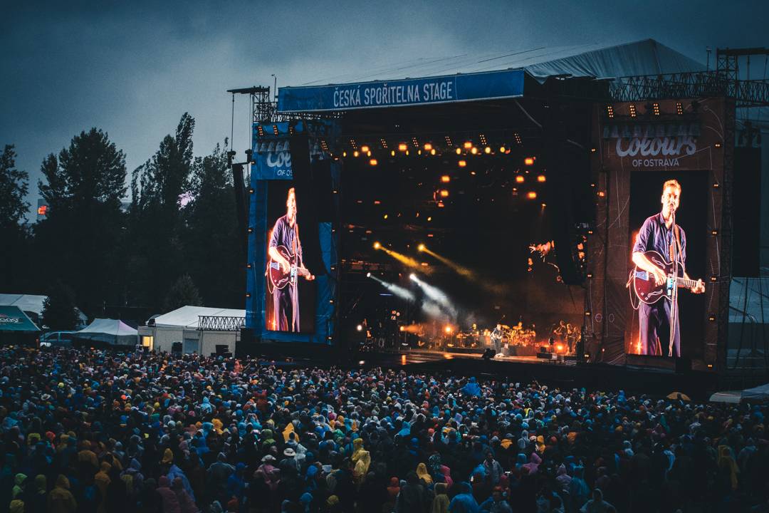 Propršený první den Colours Of Ostrava roztančili N.E.R.D. s Pharrellem Williamsem