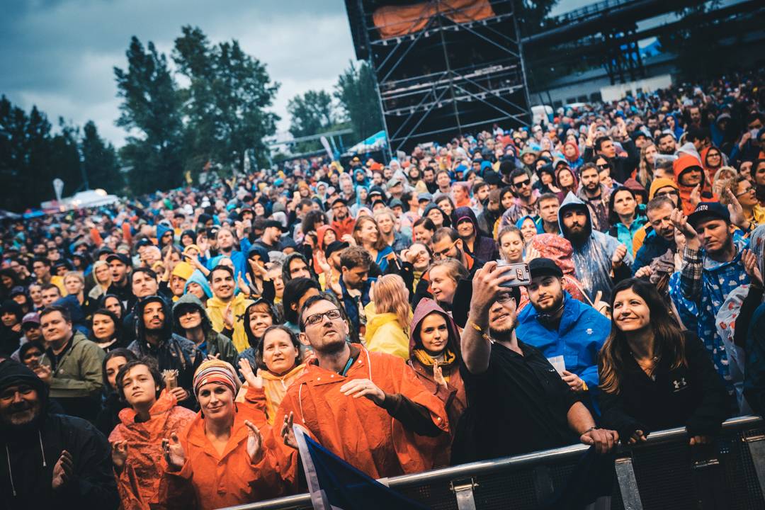 Propršený první den Colours Of Ostrava roztančili N.E.R.D. s Pharrellem Williamsem