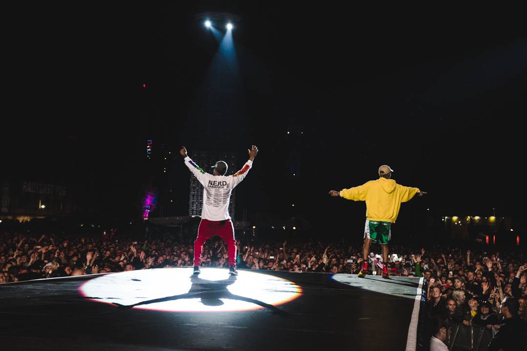 Propršený první den Colours Of Ostrava roztančili N.E.R.D. s Pharrellem Williamsem