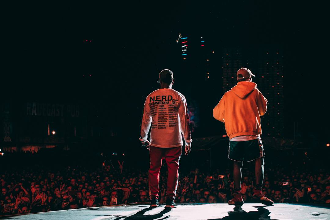 Propršený první den Colours Of Ostrava roztančili N.E.R.D. s Pharrellem Williamsem