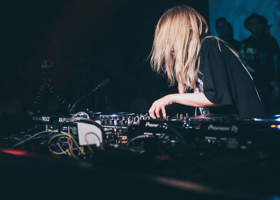 Alison Wonderland poprvé v Praze: Roxy proměnila v saunu