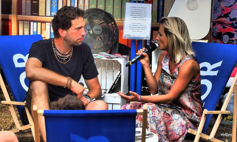 Karel Gott rozezpíval Sázavafest, Monkey Business předvedli nové kostýmy