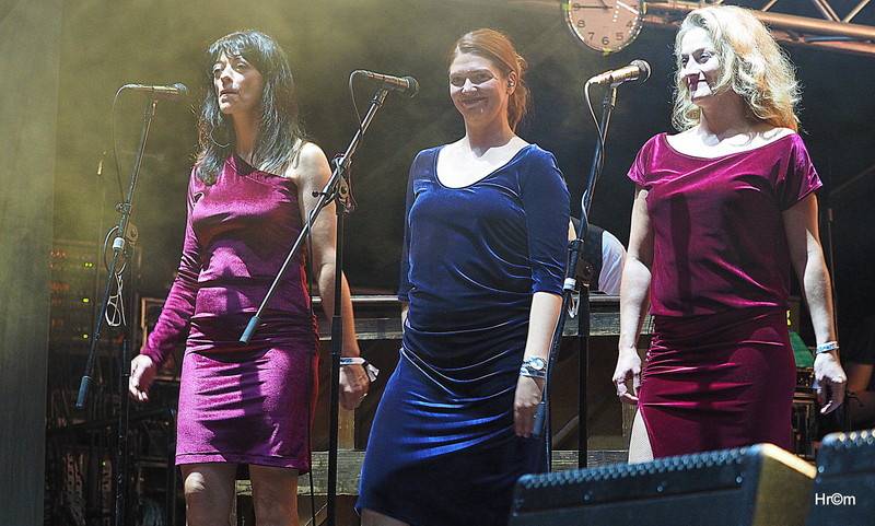 Karel Gott rozezpíval Sázavafest, Monkey Business předvedli nové kostýmy