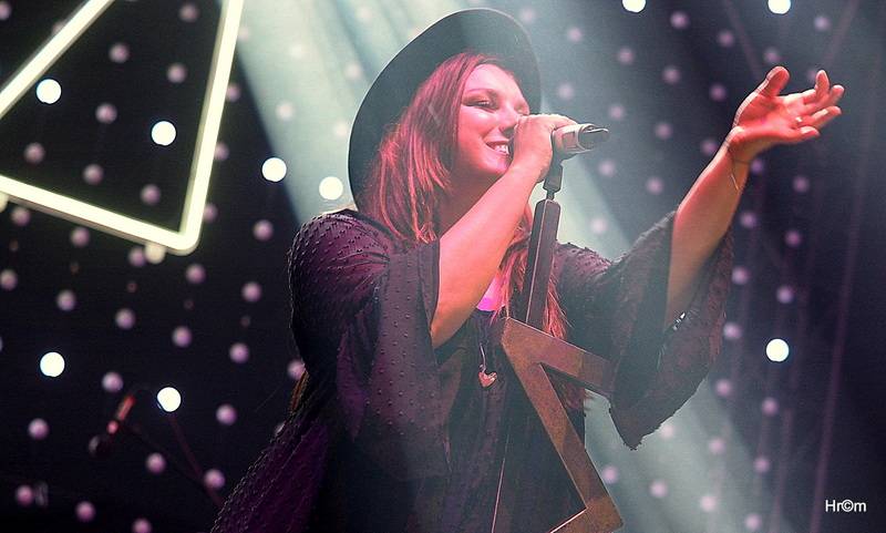 Karel Gott rozezpíval Sázavafest, Monkey Business předvedli nové kostýmy