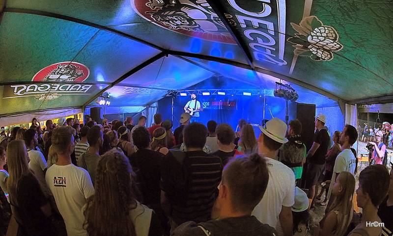 Karel Gott rozezpíval Sázavafest, Monkey Business předvedli nové kostýmy