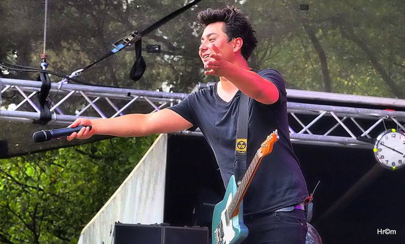 Karel Gott rozezpíval Sázavafest, Monkey Business předvedli nové kostýmy