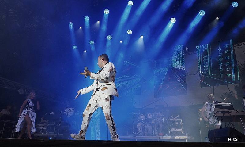 Karel Gott rozezpíval Sázavafest, Monkey Business předvedli nové kostýmy