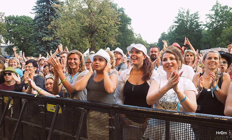 Karel Gott rozezpíval Sázavafest, Monkey Business předvedli nové kostýmy