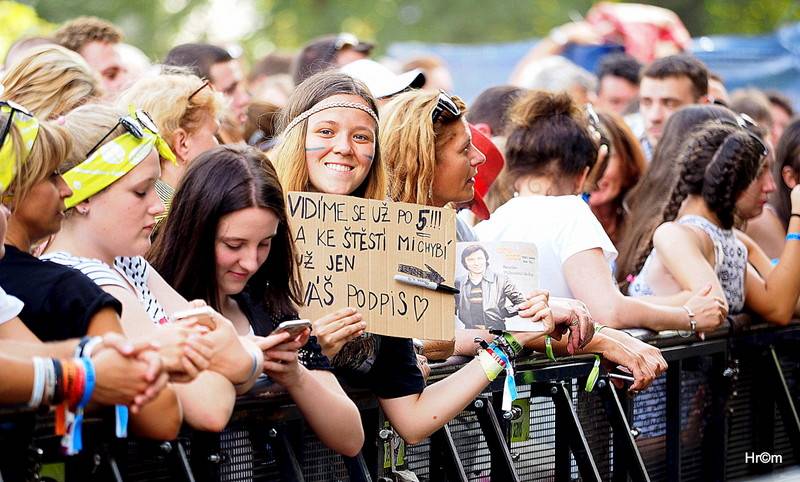 Karel Gott rozezpíval Sázavafest, Monkey Business předvedli nové kostýmy