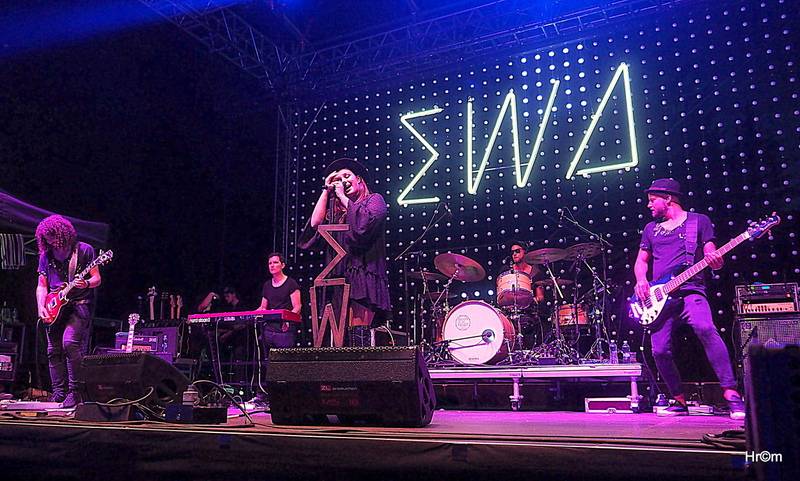 Karel Gott rozezpíval Sázavafest, Monkey Business předvedli nové kostýmy