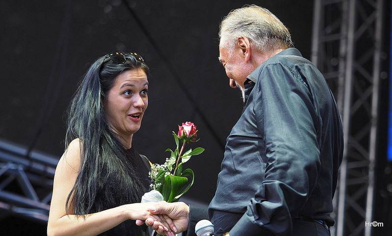 Karel Gott rozezpíval Sázavafest, Monkey Business předvedli nové kostýmy