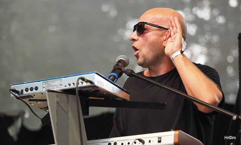 Karel Gott rozezpíval Sázavafest, Monkey Business předvedli nové kostýmy