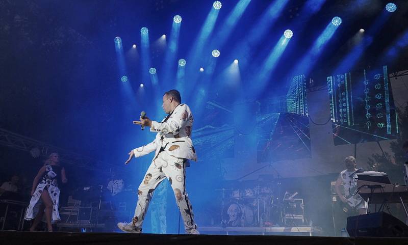 Monkey Business představili nové kostýmy. Jsou na nich parazité, včetně Andreje Babiše a Miloše Zemana