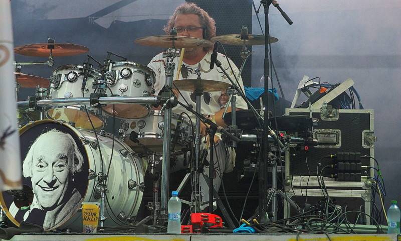 Monkey Business představili nové kostýmy. Jsou na nich parazité, včetně Andreje Babiše a Miloše Zemana