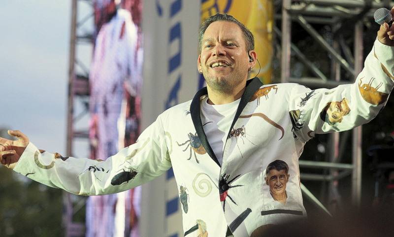 Monkey Business představili nové kostýmy. Jsou na nich parazité, včetně Andreje Babiše a Miloše Zemana