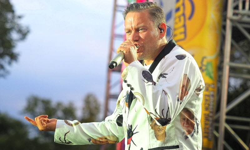 Monkey Business představili nové kostýmy. Jsou na nich parazité, včetně Andreje Babiše a Miloše Zemana