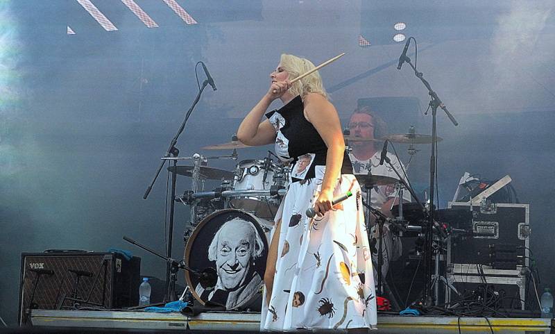 Monkey Business představili nové kostýmy. Jsou na nich parazité, včetně Andreje Babiše a Miloše Zemana