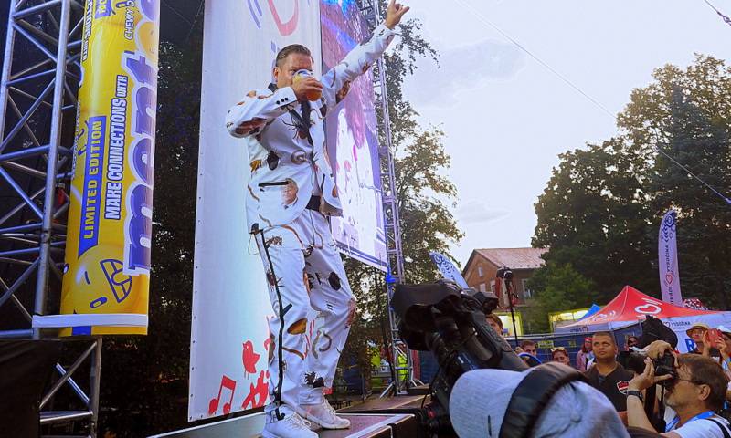 Monkey Business představili nové kostýmy. Jsou na nich parazité, včetně Andreje Babiše a Miloše Zemana