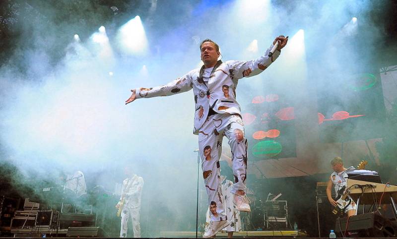 Monkey Business představili nové kostýmy. Jsou na nich parazité, včetně Andreje Babiše a Miloše Zemana