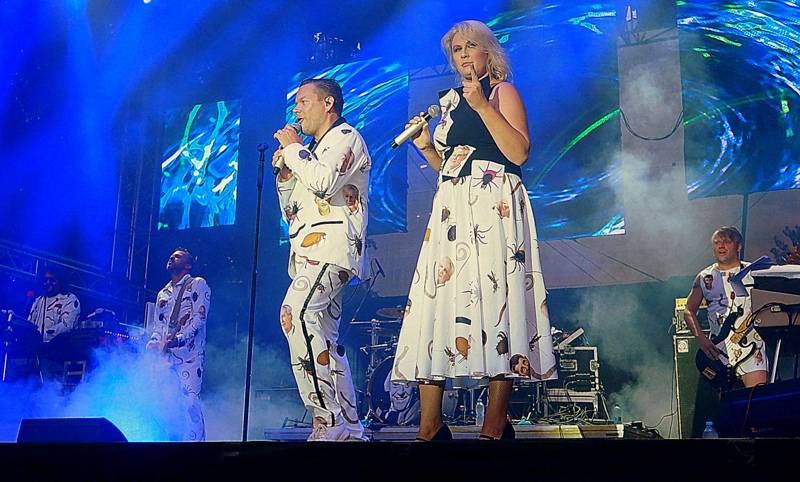 Monkey Business představili nové kostýmy. Jsou na nich parazité, včetně Andreje Babiše a Miloše Zemana