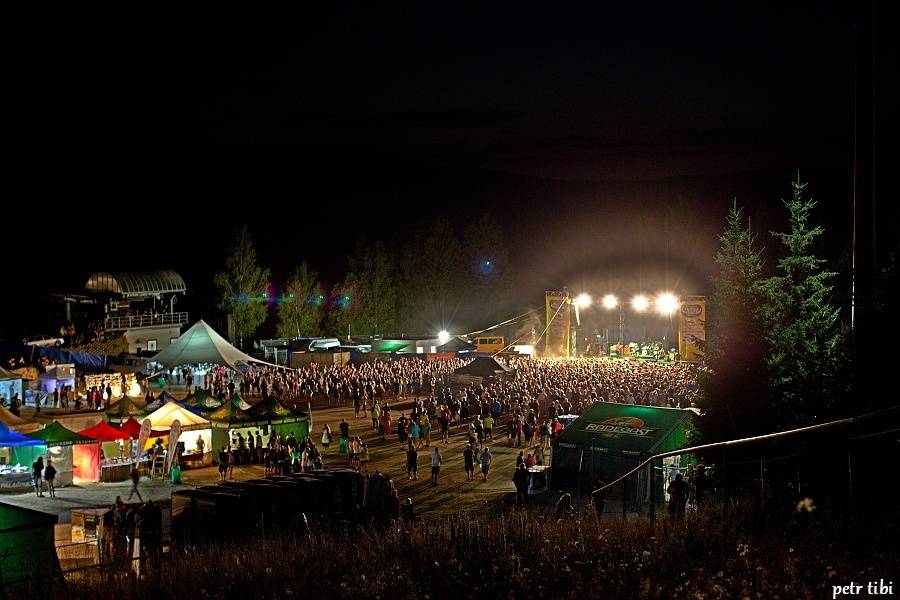 Keltská noc pod skokanskými můstky: V Harrachově hráli Tři sestry, Mig 21 i Vypsaná Fixa