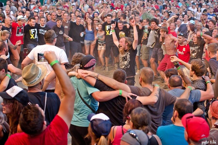 Keltská noc pod skokanskými můstky: V Harrachově hráli Tři sestry, Mig 21 i Vypsaná Fixa