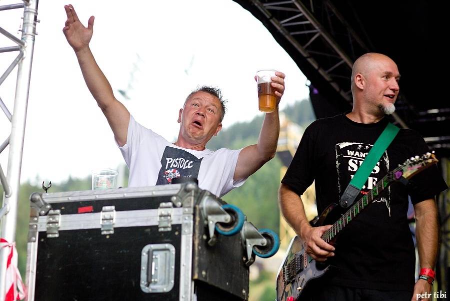 Keltská noc pod skokanskými můstky: V Harrachově hráli Tři sestry, Mig 21 i Vypsaná Fixa