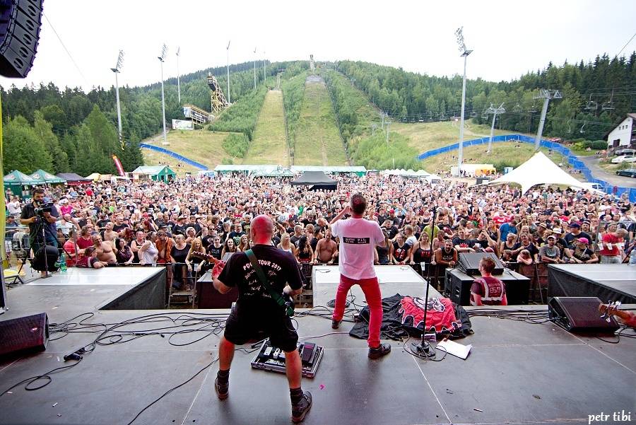 Keltská noc pod skokanskými můstky: V Harrachově hráli Tři sestry, Mig 21 i Vypsaná Fixa