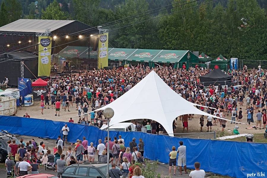 Keltská noc pod skokanskými můstky: V Harrachově hráli Tři sestry, Mig 21 i Vypsaná Fixa