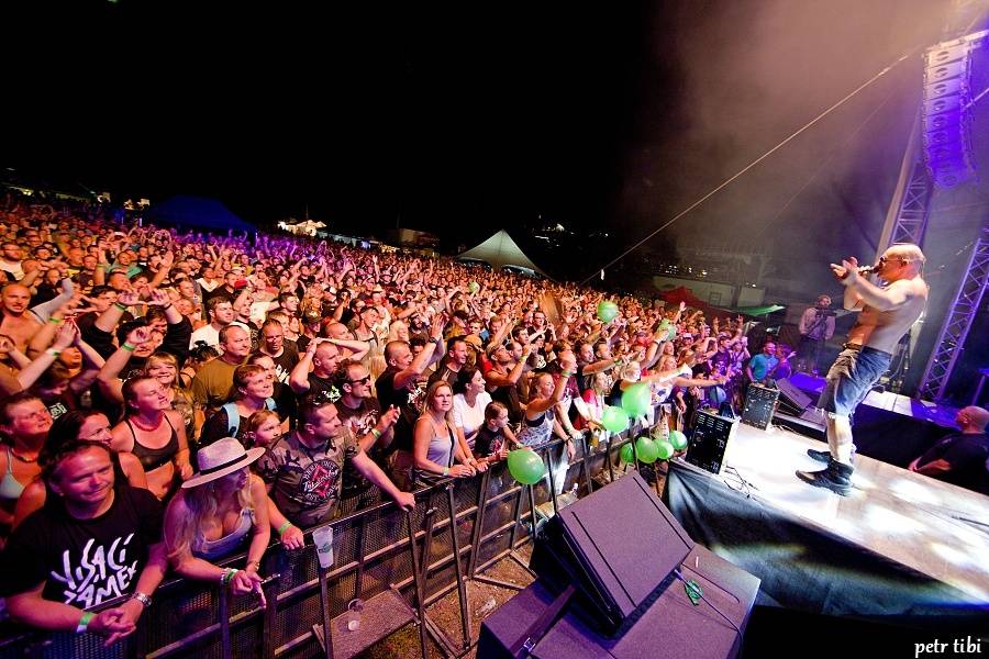 Keltská noc pod skokanskými můstky: V Harrachově hráli Tři sestry, Mig 21 i Vypsaná Fixa