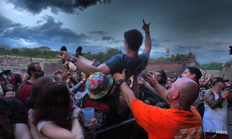 Brutal Assault zahájil třiadvacátý ročník: V první den zahřměli Gojira, Helmet nebo Brujeria