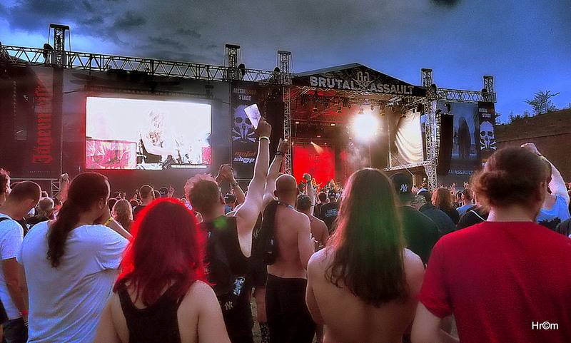 Brutal Assault zahájil třiadvacátý ročník: V první den zahřměli Gojira, Helmet nebo Brujeria