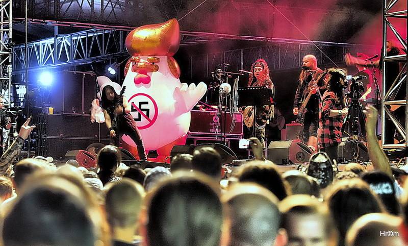 Páteční Brutal Assault rozpálili Ministry, Behemoth i Hentai Corporation