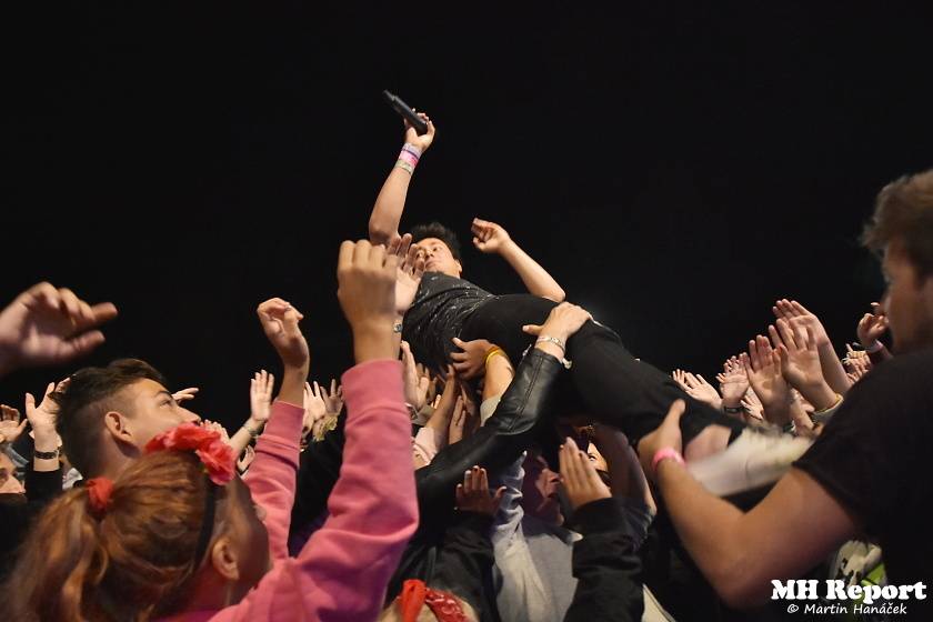 Chodrockfest v Domažlicích: S Mirai bavil diváky Richard Genzer, hráli i Alkehol nebo Xindl X