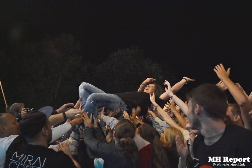 Chodrockfest v Domažlicích: S Mirai bavil diváky Richard Genzer, hráli i Alkehol nebo Xindl X