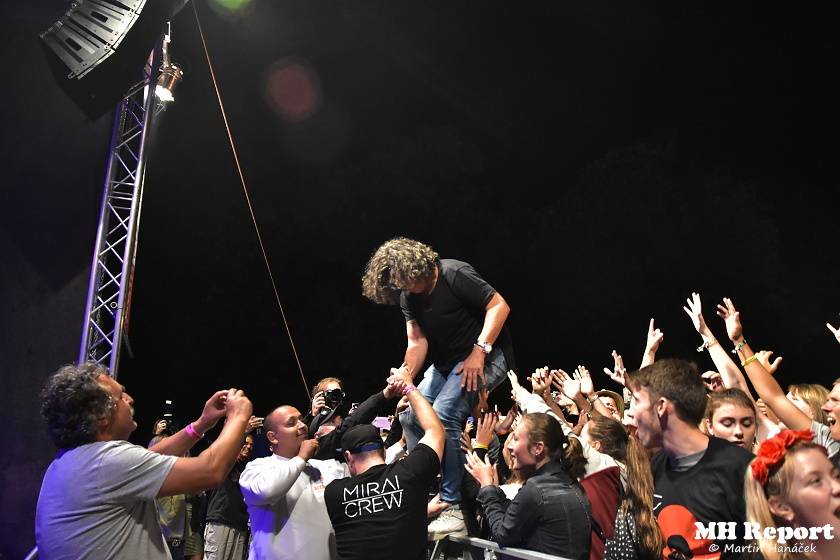 Chodrockfest v Domažlicích: S Mirai bavil diváky Richard Genzer, hráli i Alkehol nebo Xindl X