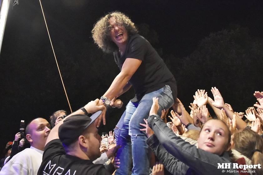 Chodrockfest v Domažlicích: S Mirai bavil diváky Richard Genzer, hráli i Alkehol nebo Xindl X