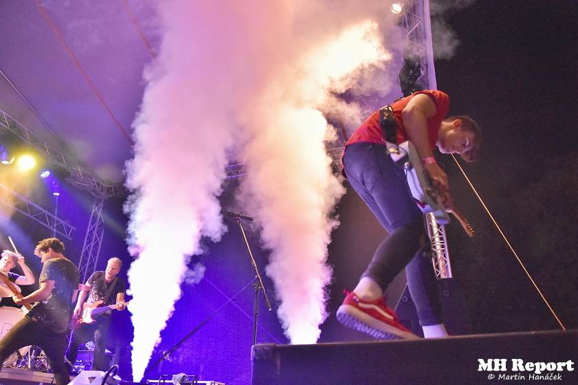 Chodrockfest v Domažlicích: S Mirai bavil diváky Richard Genzer, hráli i Alkehol nebo Xindl X