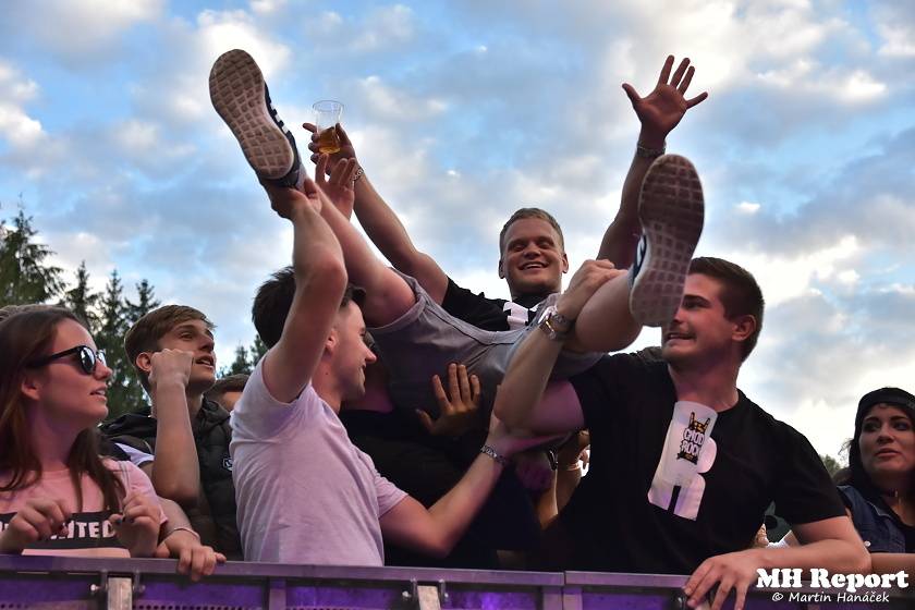 Chodrockfest v Domažlicích: S Mirai bavil diváky Richard Genzer, hráli i Alkehol nebo Xindl X