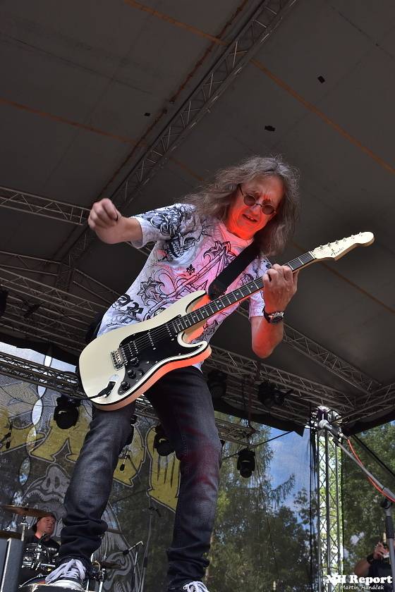 Chodrockfest v Domažlicích: S Mirai bavil diváky Richard Genzer, hráli i Alkehol nebo Xindl X