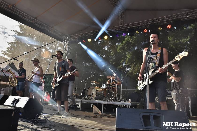 Chodrockfest v Domažlicích: S Mirai bavil diváky Richard Genzer, hráli i Alkehol nebo Xindl X