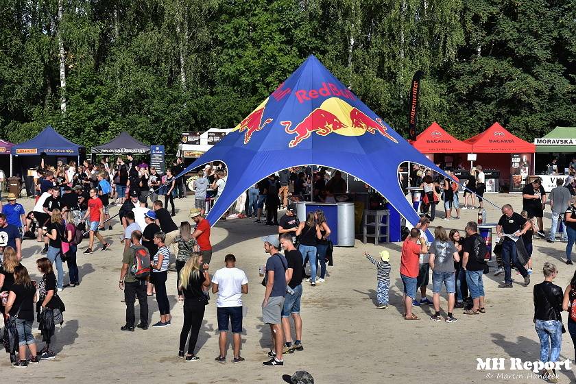 Chodrockfest v Domažlicích: S Mirai bavil diváky Richard Genzer, hráli i Alkehol nebo Xindl X