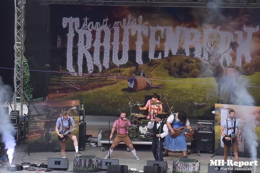 Loket dobyli rockeři a metalisté: Dymytry, Harlej, Arakain nebo Trautenberk rozvášnili fanoušky v podhradí